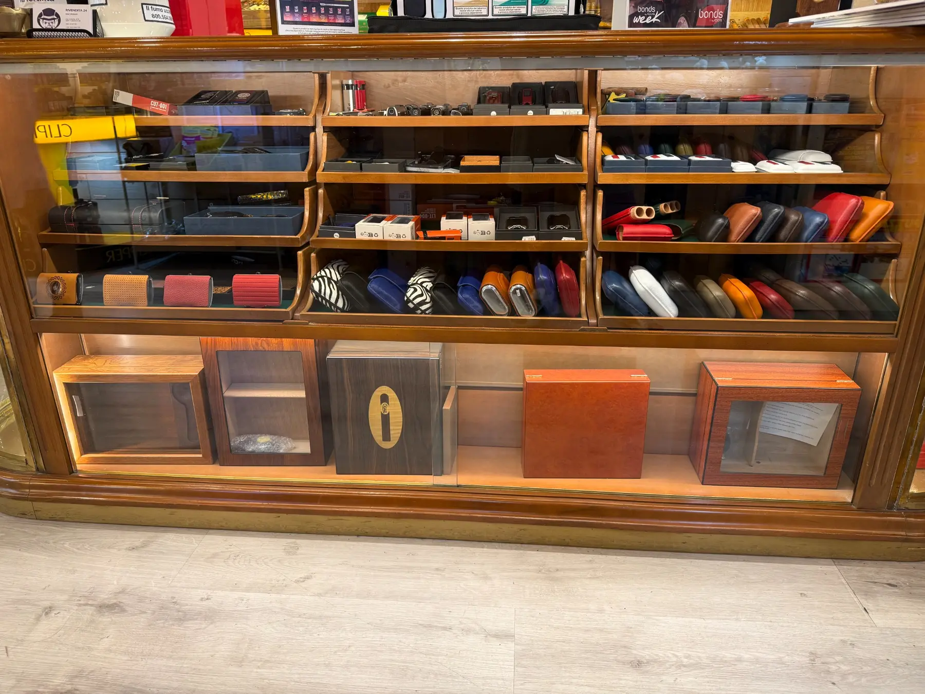 Espositore con custodie e accessori per sigari