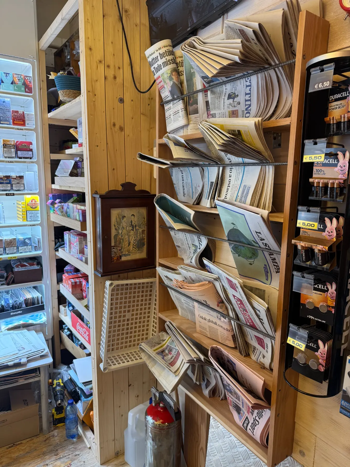 Espositore laterale con quotidiani