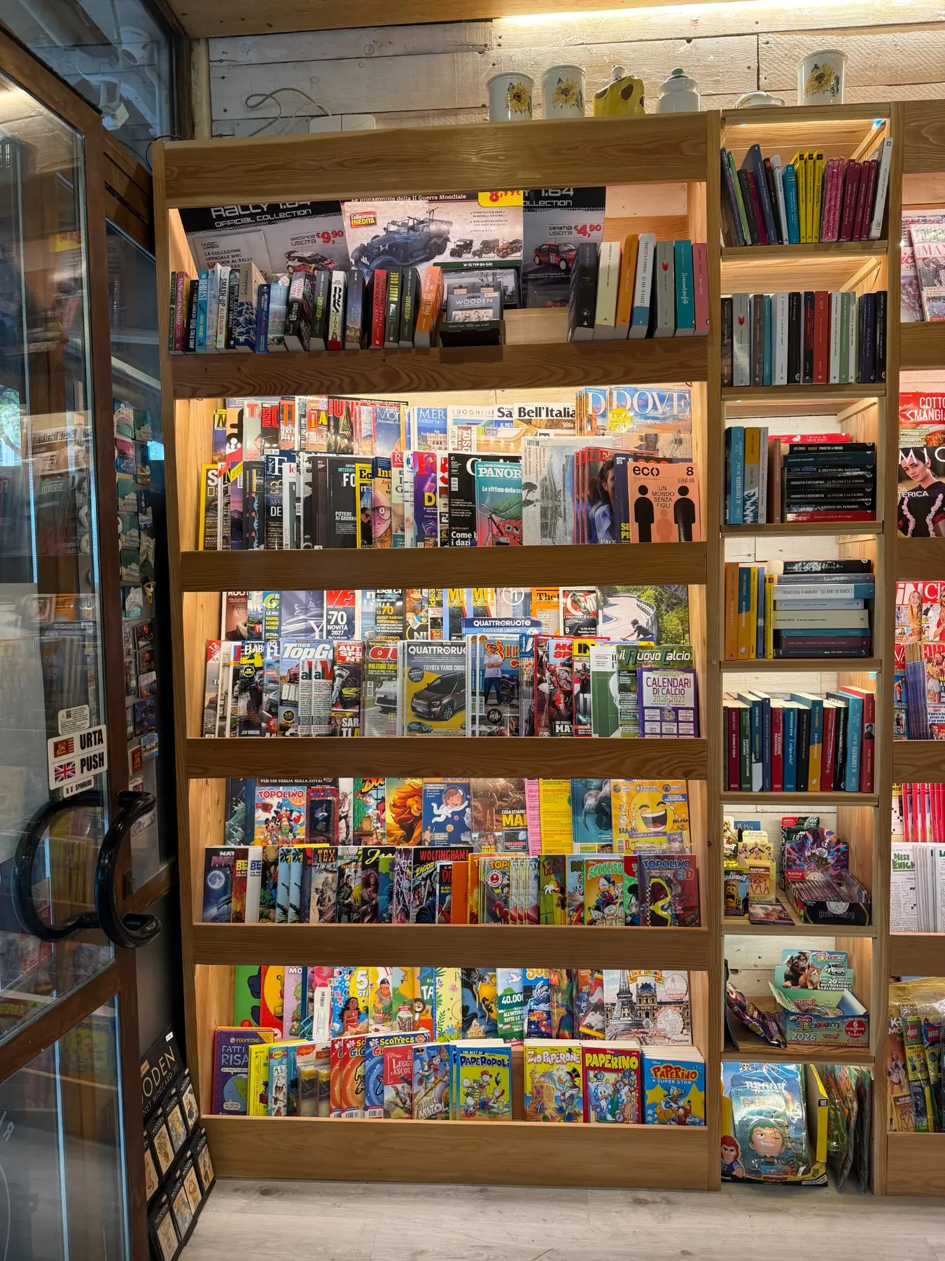 Espositore con giornali e pubblicazioni