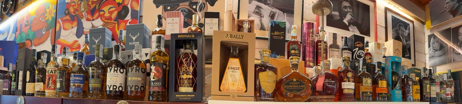 Esposizione di rum, whisky e altri distillati nella Tabaccheria 24